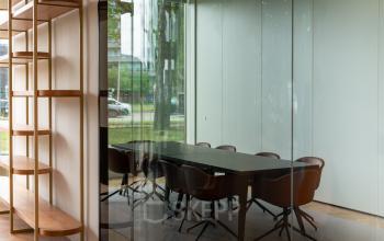 Stijlvolle vergaderruimte in kantoorpand op Europalaan 40 in Utrecht Zuid, met glazen wanden, moderne stoelen en een grote tafel, ideaal voor kantoorruimte huren.