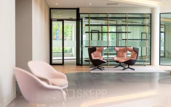 Moderne kantoorruimte met stijlvolle stoelen en glazen wand, ideaal voor wie kantoorruimte wil huren in Utrecht Zuid.