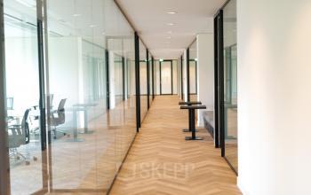 Moderne kantoorruimte met glazen wanden en houten vloer op Europalaan 40, Utrecht Zuid. Stijlvolle werkplekken bieden ruimte voor teams die kantoorruimte willen huren.