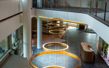 Interieur van kantoorpand op Europalaan 40 in Utrecht Zuid met moderne verlichtingsringen en stijlvolle inrichting. Ruimte biedt een professionele sfeer voor kantoorruimte huren.