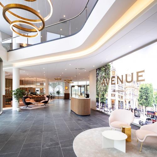 Moderne entree van het kantoorpand aan Europalaan 40 in Utrecht Zuid, met comfortabele zithoeken en stijlvolle verlichting. Een ideale plek voor zakelijke ontmoetingen of als ontvangstruimte voor gasten.