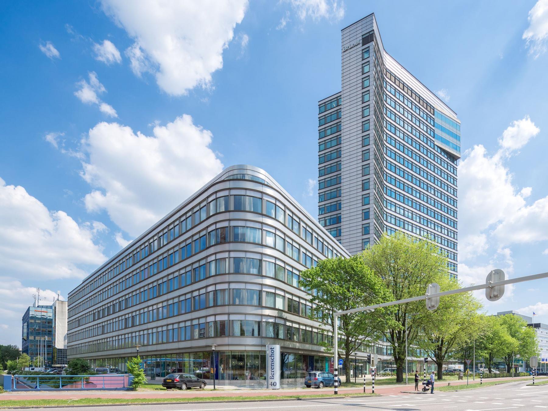 Modern kantoorpand op Europalaan 40 in Utrecht, met een dynamische architectuur en heldere glazen gevels.