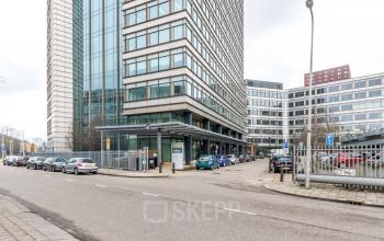 Modern kantoorpand op Vliegend Hertlaan 15, Utrecht Zuid, geschikt voor kantoorruimte huren. Het gebouw heeft verscheidene parkeerplaatsen en een uitnodigende gevel met veel glaspartijen.