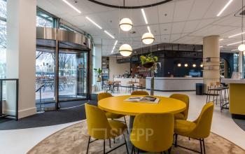 Moderne kantoorruimte te huur met geel gemeubileerde zitplek in sfeervol interieur op Vliegend Hertlaan 15, Utrecht Zuid, ideaal voor zakelijke activiteiten.