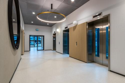 Moderne entreehal in kantoorpand op de Vliegend Hertlaan 15, Utrecht Zuid, met strakke afwerking en designverlichting.