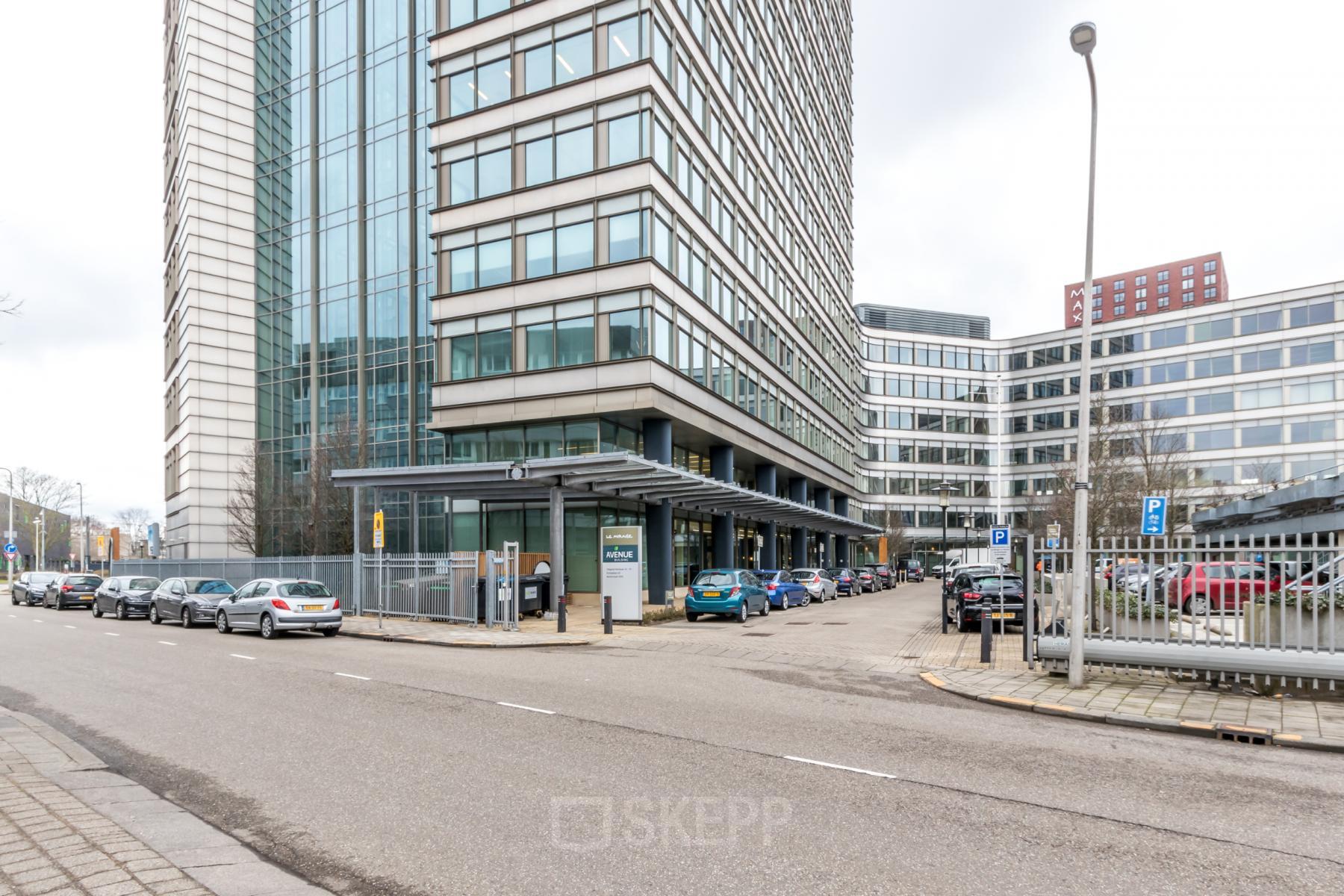 Modern kantoorpand op Vliegend Hertlaan 15, Utrecht Zuid, geschikt voor kantoorruimte huren. Het gebouw heeft verscheidene parkeerplaatsen en een uitnodigende gevel met veel glaspartijen.