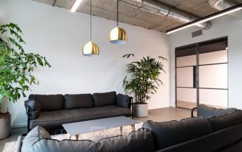 Moderne kantoorpand met comfortabele zithoeken, grote ramen en planten op Churchilllaan 11, Utrecht Zuid, Utrecht.