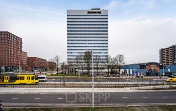 Kantoorpand aan Churchilllaan 11 in Utrecht Zuid, met opvallende toren in een levendige stadsomgeving, ideaal voor kantoorruimte huren.