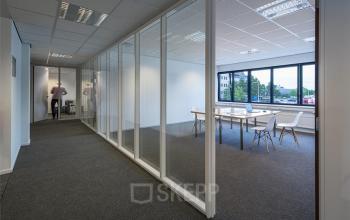 ingerichte kantoorruimte utrecht beglazing transparant tafel stoelen gang