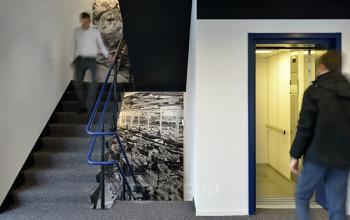 trappenhuis lift muurschildering personen kantoorgebouw utrecht kobaltweg central business park