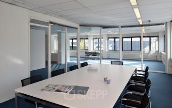 vergaderzaal tafel stoelen ramen beglazing transparantie kantoorgebouw utrecht kobaltweg