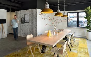 leestafel vergadertafel lampen stoelen medewerker utrecht kantoor