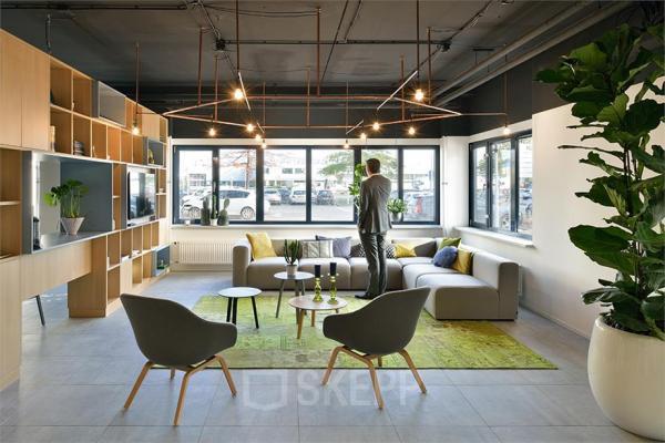 loungeruimte begane grond kantoorgebouw kobalweg utrecht stoelen banken tafels bomen ramen uitzicht