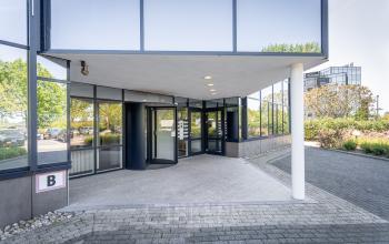 Veenendaal kantoorruimte kantoorpand gratis parkeren vlakbij de snelweg goed bereikbaar Ede gemeubileerd zelf in te richten vergaderruimte