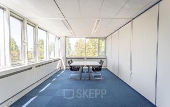 Veenendaal kantoorruimte kantoorpand gratis parkeren vlakbij de snelweg goed bereikbaar Ede gemeubileerd zelf in te richten vergaderruimte
