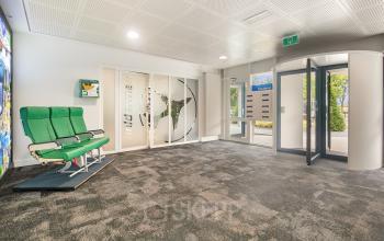 Ingang van kantoorpand Vendelier 61, Veenendaal met comfortabele stoelen, automatische deuren en moderne afwerking, ideaal voor kantoorruimte huren.