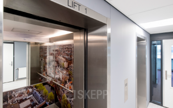 Modern kantoorpand in Veenendaal met lift op de gang, ideaal voor kantoorruimte huren. Praktische indeling met aandacht voor toegang en bereikbaarheid.