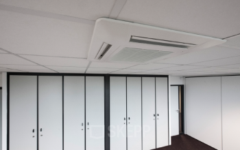 Binnenzicht van kantoorpand op Vendelier 59, Veenendaal met strak wit plafond en ruime kastruimte, ideaal voor kantoorruimte huren.