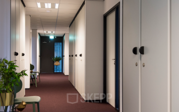 Strakke gang in het kantoorpand op Vendelier 59, Veenendaal, voorzien van nette kasten en modern interieur. Ideale ruimte voor bedrijven die kantoorruimte willen huren.