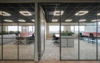Moderne kantoorpand interieur bij Doornhoek 3745 in Veghel met ruime werkplekken, glazen wanden en veel natuurlijke lichtinval. Ideale kantoorruimte huren omgeving.
