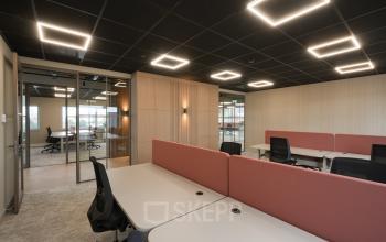 Moderne kantoorruimte huren op Doornhoek 3745 in Veghel met elegante verlichting en comfortabele bureaus, geschikt voor zakelijke activiteiten.
