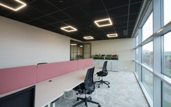 Moderne kantoorruimte met grote ramen en eigentijdse bureaustoelen op Doornhoek 3745 in Veghel. Geschikt voor professionals die een lichte en open werkplek willen huren.