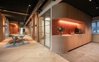 Moderne kantoorruimte huren in Veghel aan Doornhoek 3745, met stijlvol interieur en bloemen. Perfect voor zakelijke bijeenkomsten en dagelijks werken. Koffiecorner biedt extra comfort en sfeer.