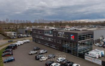Exterieur van het kantoorpand aan Doornhoek 3745 in Veghel, geschikt voor kantoorruimte huren. Modern gebouw met meerdere verdiepingen en ruime parkeergelegenheid.