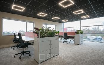 Moderne kantoorruimte huren aan Doornhoek 3745 in Veghel met uitzicht en ergonomische werkplekken, ideaal voor productief kantoorwerk.