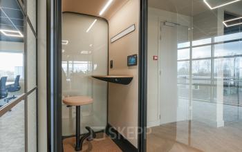 Compacte kantoorruimte met moderne werkplek, ideale omgeving voor geconcentreerd werken in Veghel bij Doornhoek 3745. De ruimte biedt privacy en comfort voor individueel gebruik.