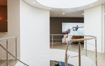 Modern kantoorpand op Costerweg 5 in Veghel met indrukwekkende wenteltrap en royaal daglicht. Ideaal voor kantoorruimte huren.