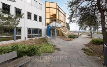Buitenzijde van een modern kantoorpand op De Run 1141-1157 in Veldhoven, omringd door groen, ideaal voor kantoorruimte huren.