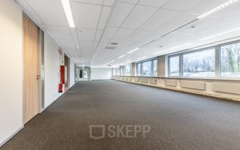 Ongemeubileerde kantoorruimte met grote ramen en voldoende lichtinval op De Run 1141-1157 in Veldhoven, ideaal om je eigen werkplek te creëren. Perfect te huur voor wie ruimte zoekt.