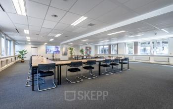 Ruime kantoorruimte te huur in Veldhoven met modulaire werkplekken en moderne inrichting, perfect voor teamvergaderingen of individueel werken.