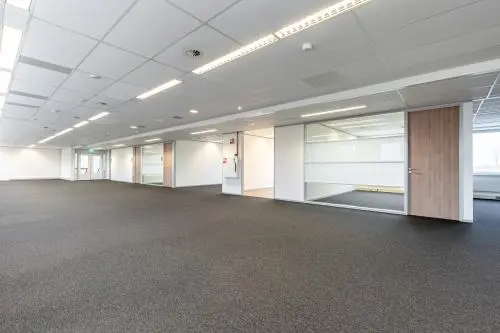 Ruime, lichte kantoorruimte te huur in Veldhoven, De Run 1141-1157, met moderne plafondpanelen en grijze vloerbedekking. Geschikt voor open werkplekken of andere kantoorinrichting.