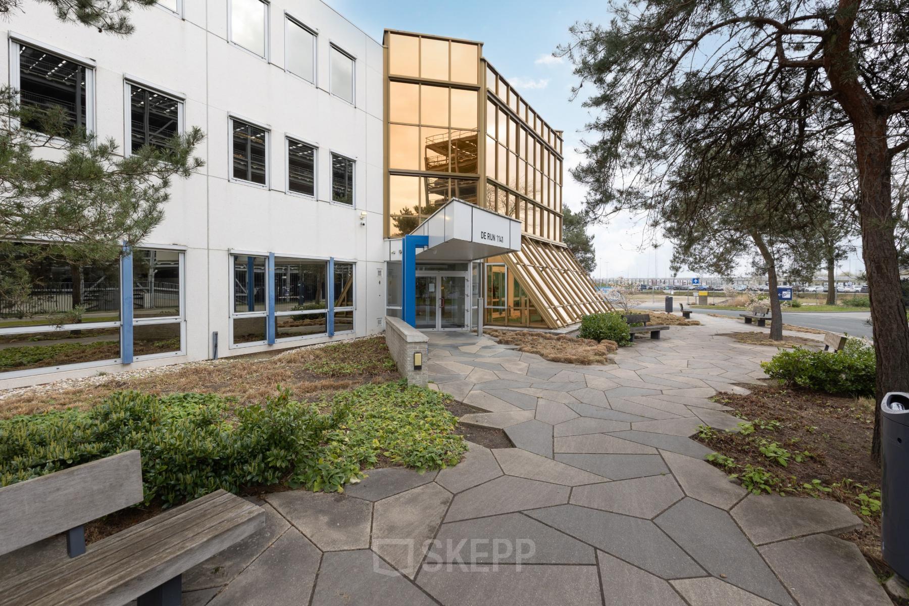 Buitenzijde van een modern kantoorpand op De Run 1141-1157 in Veldhoven, omringd door groen, ideaal voor kantoorruimte huren.