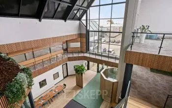 Interieur van het kantoorpand op De Run 4312 in Veldhoven, met moderne inrichting en open vloerplan, ideaal voor kantoorruimte huren.