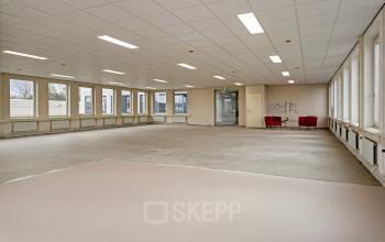 Ruime, ongemeubileerde kantoorruimte op De Run 4312 in Veldhoven, met grote ramen voor veel natuurlijk licht, ideaal voor het starten van een nieuw kantoorproject.
