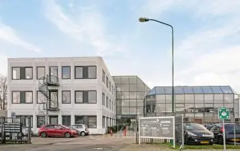 Exterieur van een kantoorpand op De Run 4312, Veldhoven, met moderne uitstraling en parkeerplaatsen aan de voorzijde.