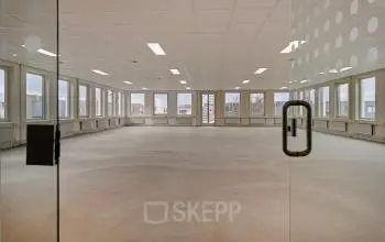 Ruime, lichte kantoorpand in Veldhoven met grote ramen, geschikt voor kantoorruimte huren. De open indeling biedt veel mogelijkheden voor werkplekken.