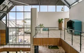 Moderne kantoorruimte op De Run 4312, Veldhoven met grote ramen en uitzicht over de omgeving. Het kantoorpand biedt een open en lichte sfeer, ideaal voor dynamisch werken en brainstormsessies.