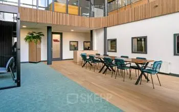 Moderne kantoorruimte huren in Veldhoven met stijlvolle inrichting, houten vloer en glazen wanden. Ideaal voor zakelijke bijeenkomsten of als flexibele werkruimte.