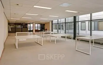 Kantoorruimte te huur op De Run 4312 in Veldhoven, met ruime, lichte werkplekken en grote ramen voor natuurlijk licht. Ideaal voor bedrijven die een moderne werkomgeving zoeken.