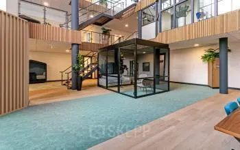 Moderne kantoorruimte huren in Veldhoven met open ontwerp, veel natuurlijk licht en stijlvolle inrichting op De Run 4312. Voorzien van glazen vergaderruimte en uitnodigende werkplekken.
