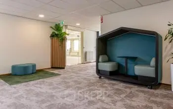 Modern ingerichte kantoorruimte op De Run 4312 in Veldhoven met een stijlvolle zitpod voor informele vergaderingen. Gelegen in een kantoorpand, ideaal voor professionals die flexibel kantoor willen huren.