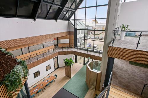 Interieur van het kantoorpand op De Run 4312 in Veldhoven, met moderne inrichting en open vloerplan, ideaal voor kantoorruimte huren.