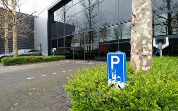 Modern kantoorpand aan de Gildestraat 13 in Velp met spiegelende glazen gevel en parkeerplaats voor de deur. Ideaal voor wie een kantoorruimte wil huren in een gunstige locatie.