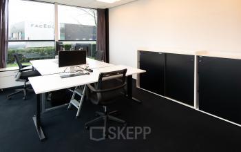 Moderne kantoorruimte te huur op Gildestraat 13, Velp, met strakke werkplekken en grote ramen voor natuurlijk licht.