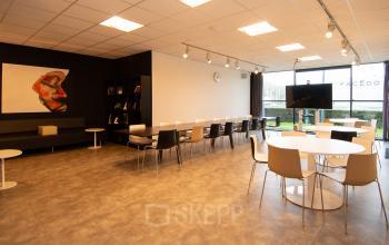 Kantoorruimte huren op Gildestraat 13 in Velp met ruime tafels en stoelen, ideaal voor vergaderingen en teamwork. Grote ramen zorgen voor veel natuurlijk licht.