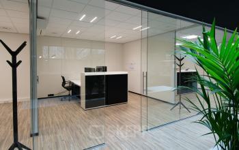 Moderne kantoorruimte te huur op Gildestraat 13, Velp, met glazen wanden en een minimalistisch design. Perfect voor bedrijven die een stijlvolle kantoorpand willen huren in Velp.
